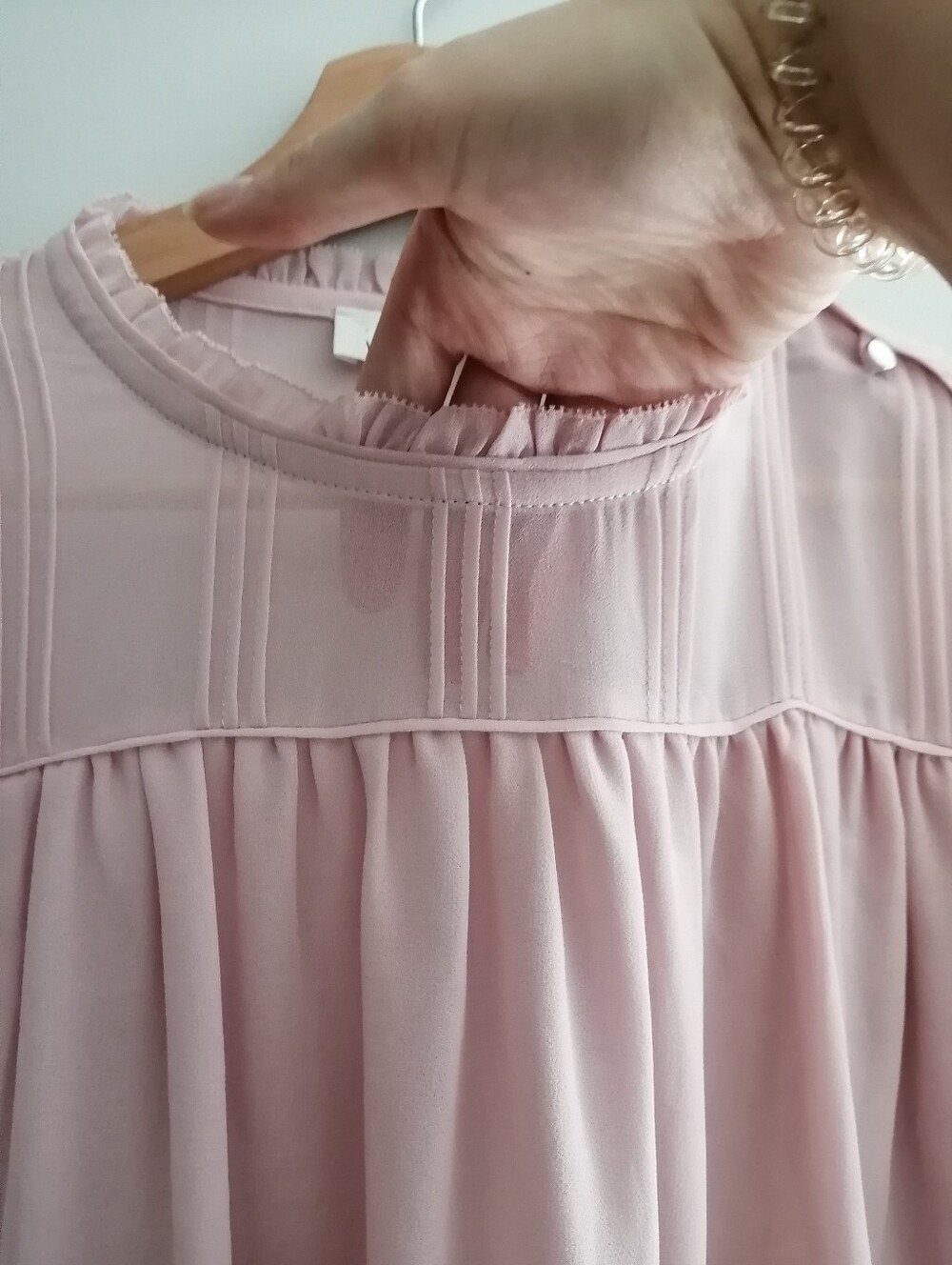 Aritzia Wilfred Lourdes Pink Pleated Chiffon Blouse Shoulder Button Medium - Picture 6 of 15